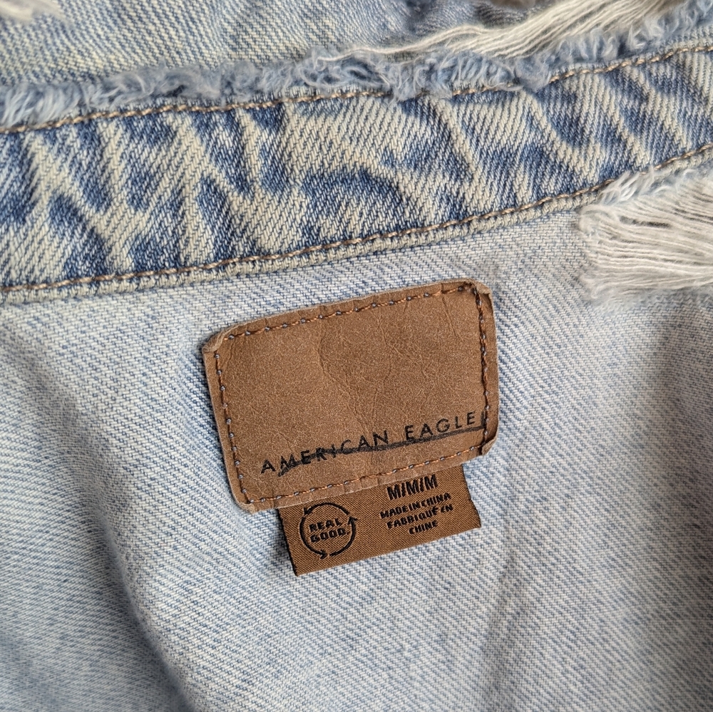 American Eagle Cropped Oversized Jean Jacket Very Distressed sz M - Picture 8 of 8